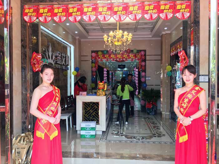 5月27日，在歡快鑼鼓和震撼禮炮的簇擁下，岳陽金艾陶銷售團隊、金艾陶總部營銷總經(jīng)理羅勝、銷區(qū)經(jīng)理何端武、市場部策劃黃偉以及現(xiàn)場100多名岳陽業(yè)主共同見證了金艾陶瓷磚岳陽600平米專賣店耀世開業(yè)的歷史性一刻，本次活動吸引了50多位業(yè)主成功下單。