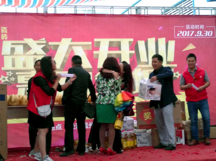 陶瓷一線品牌金艾陶瓷磚墊江店盛裝開業(yè)，惠動(dòng)全城