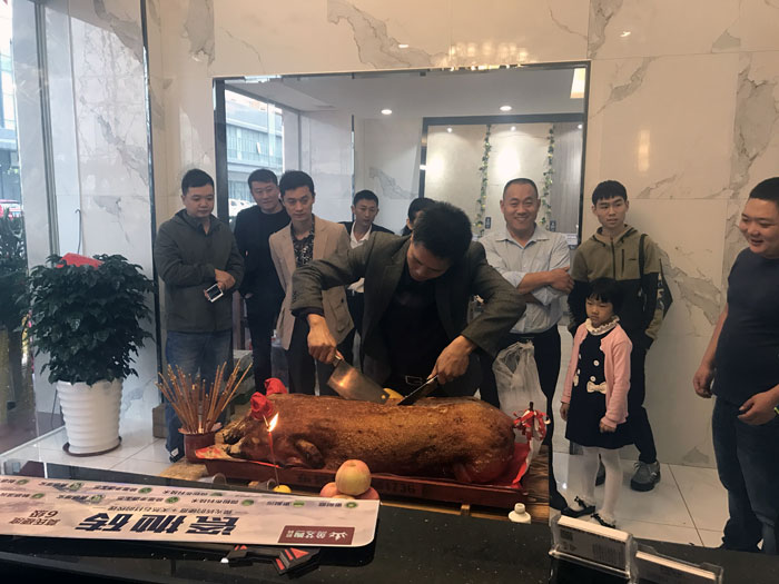 金艾陶瓷磚品牌作為陶瓷一線(xiàn)品牌，近年來(lái)不斷的推出爆款新品，受到眾多消費(fèi)者的喜愛(ài)。2017年11月19日，一群朝氣蓬勃的金艾陶人正在緊張有序的忙碌著，為金艾陶中山古鎮(zhèn)店即將開(kāi)始的開(kāi)業(yè)典禮做最后的準(zhǔn)備。  上午10點(diǎn)28分，鑼鼓喧天，掌聲震動(dòng)，金艾陶中山古鎮(zhèn)專(zhuān)賣(mài)店迎來(lái)了盛大開(kāi)業(yè)的良辰吉時(shí)。?